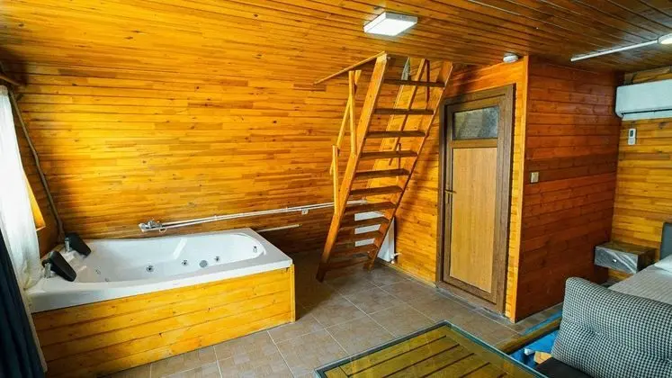 Bungalow, Kara ve Havuz Manzaralı, Havuzlu