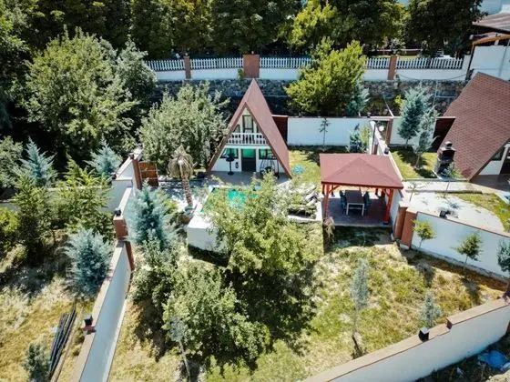 Bungalow, Kara ve Havuz Manzaralı, Havuzlu