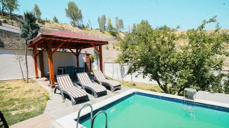 Bungalow, Kara ve Havuz Manzaralı, Havuzlu