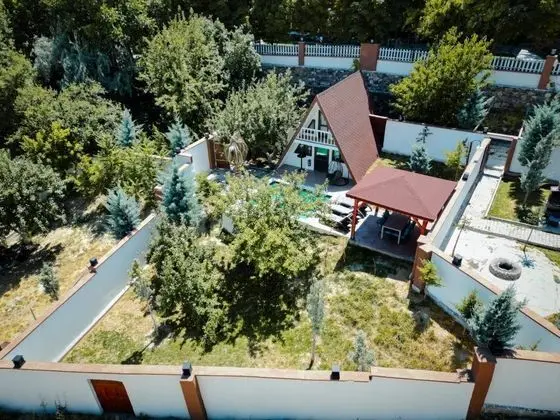 Bungalow, Kara ve Havuz Manzaralı, Havuzlu