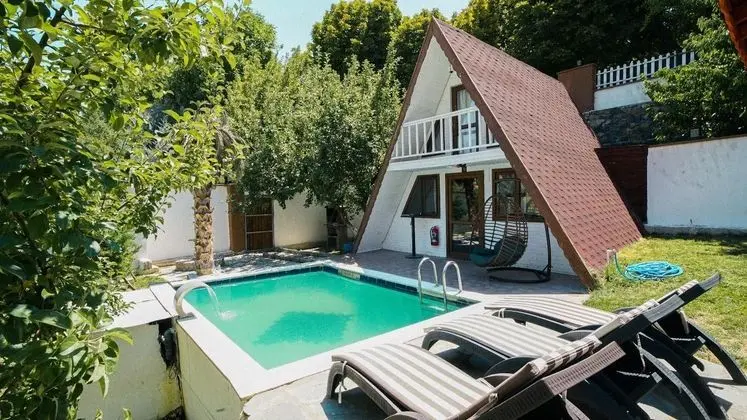 Bungalow, Kara ve Havuz Manzaralı, Havuzlu