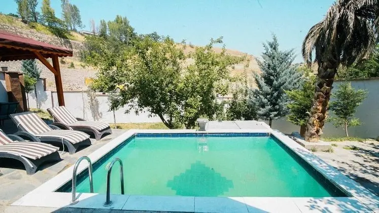Bungalow, Kara ve Havuz Manzaralı, Havuzlu