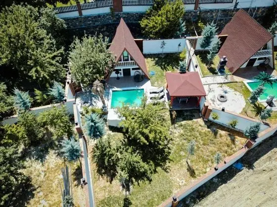 Bungalow, Kara ve Havuz Manzaralı, Havuzlu