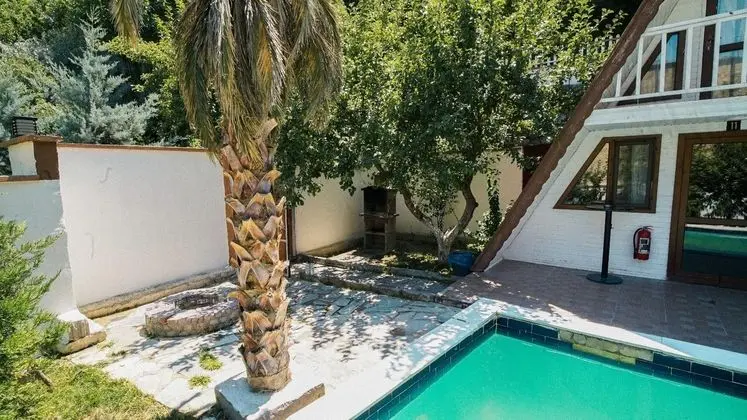 Bungalow, Kara ve Havuz Manzaralı, Havuzlu