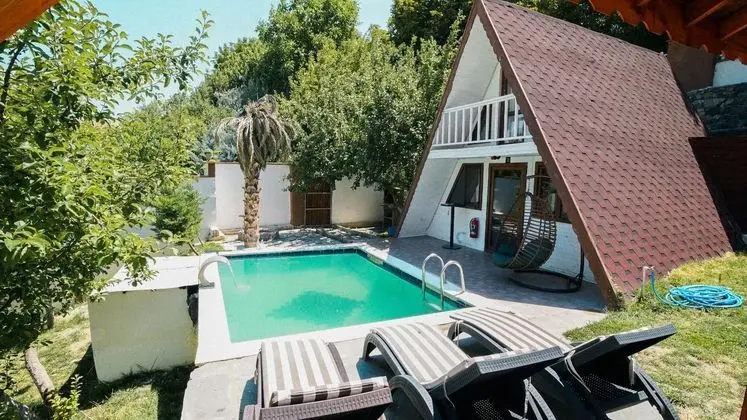 Bungalow, Kara ve Havuz Manzaralı, Havuzlu