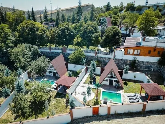Bungalow, Kara ve Havuz Manzaralı, Havuzlu