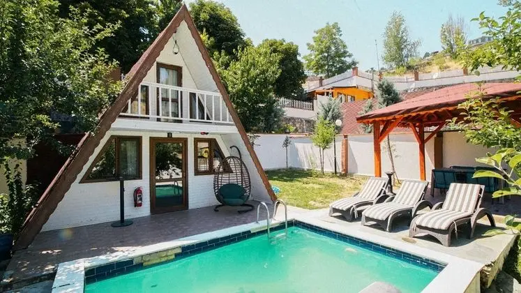 Bungalow, Kara ve Havuz Manzaralı, Havuzlu