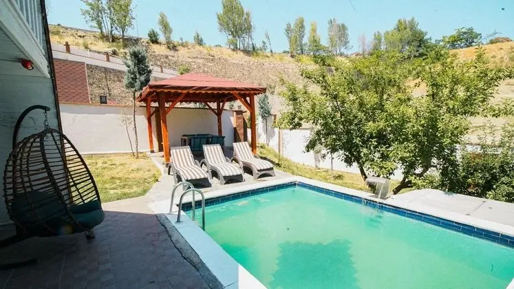 Bungalow, Kara ve Havuz Manzaralı, Havuzlu