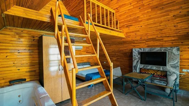 Bungalow, Kara ve Havuz Manzaralı, Havuzlu