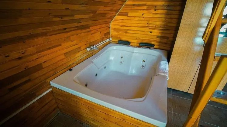 Bungalow, Kara ve Havuz Manzaralı, Havuzlu