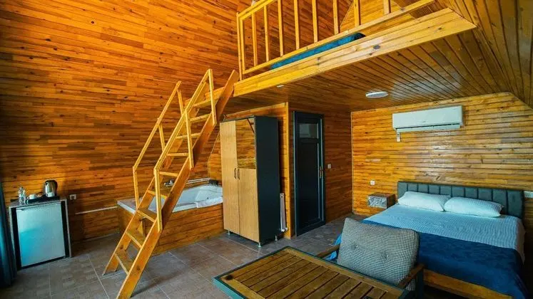 Bungalow, Kara ve Havuz Manzaralı, Havuzlu
