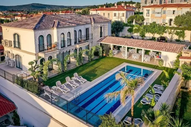 Standard Pool View