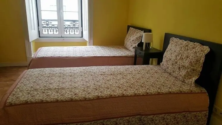 İki Ayrı Yataklı Oda, Ortak Banyo
