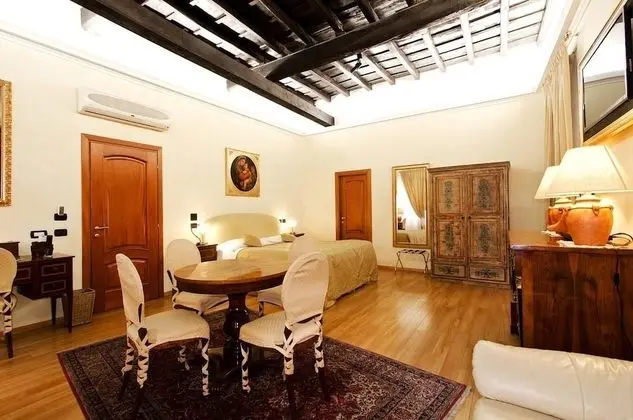 Üç Kişilik Oda, Ek Bina