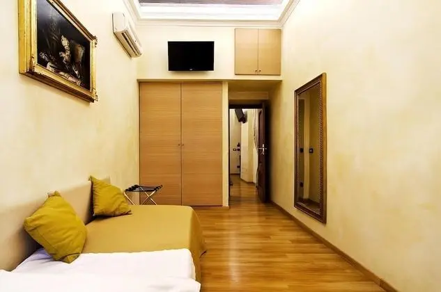 Üç Kişilik Oda, Ek Bina