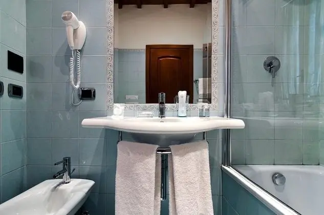 Üç Kişilik Oda, Ek Bina