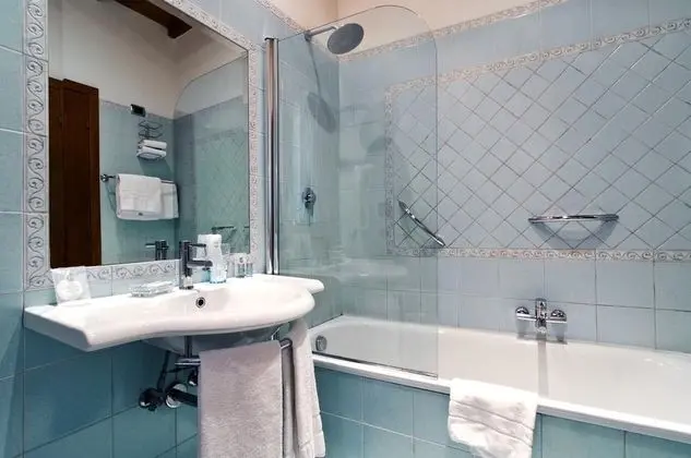 Üç Kişilik Oda, Ek Bina