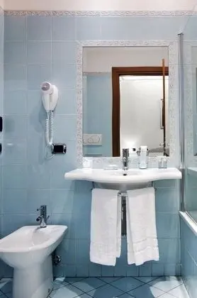 Üç Kişilik Oda, Ek Bina