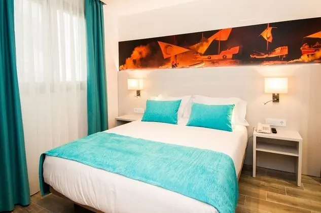 Büyük Yataklı Tek Kişilik Oda