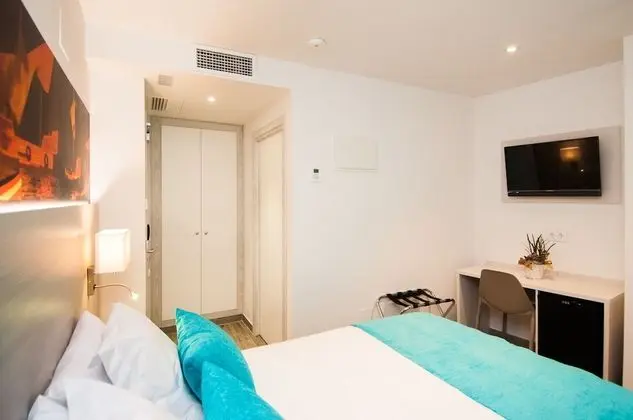 Büyük Yataklı Tek Kişilik Oda