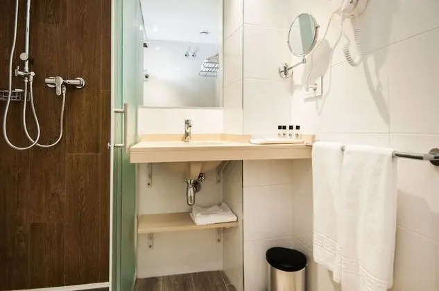 Büyük Yataklı Tek Kişilik Oda