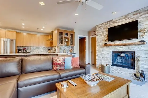 Apart Daire, Birden Çok Yatak (Centennial 1 Bedroom  Condo Unit No. )