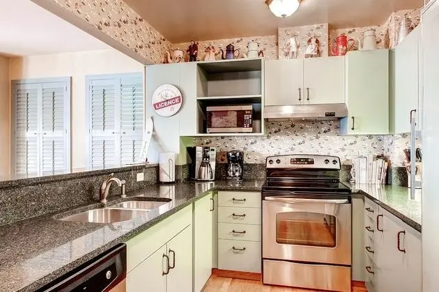Apart Daire (Centennial 1 Bedroom Condo Unit No. 1)