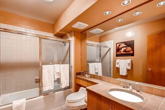 Apart Daire (Centennial 1 Bedroom Condo Unit No. 1)