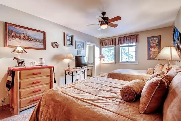 Daire, Birden Çok Yatak (Centennial 2 Bedroom Condo unit no. 1)