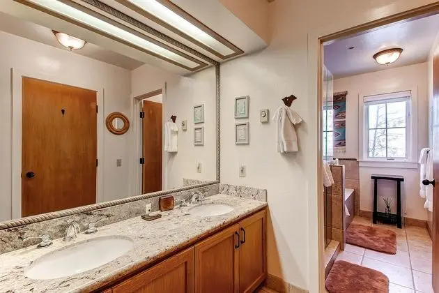 Daire, Birden Çok Yatak (Centennial 2 Bedroom Condo unit no. 1)