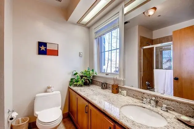 Daire, Birden Çok Yatak (Centennial 2 Bedroom Condo unit no. 1)