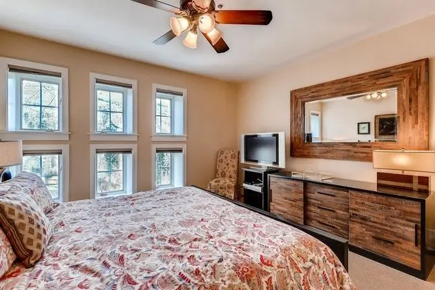 Apart Daire, Birden Çok Yatak (Centennial 2 Bedroom Condo unit no. 1)