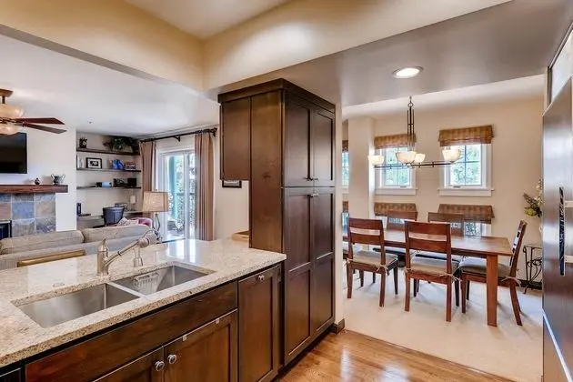 Apart Daire, Birden Çok Yatak (Centennial 2 Bedroom Condo unit no. 1)