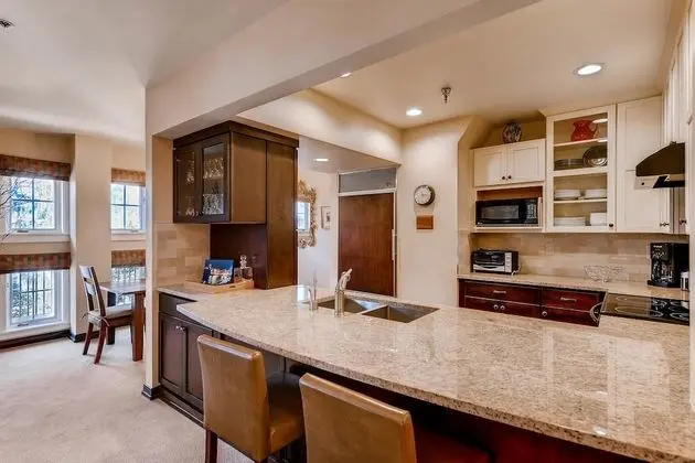 Apart Daire, Birden Çok Yatak (Centennial 2 Bedroom Condo unit no. 1)
