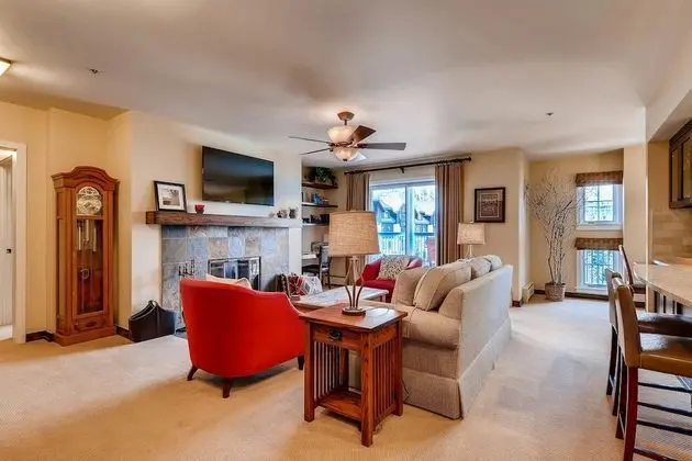 Apart Daire, Birden Çok Yatak (Centennial 2 Bedroom Condo unit no. 1)
