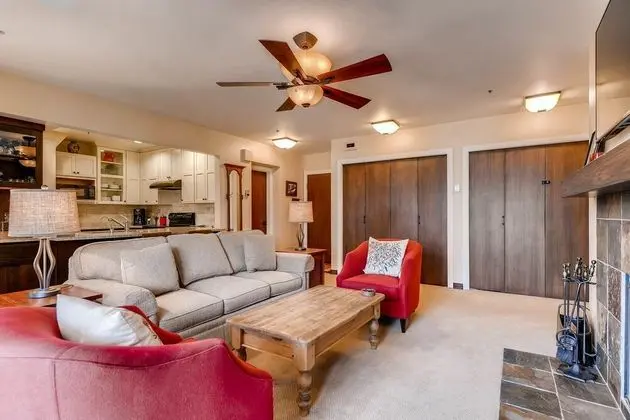Apart Daire, Birden Çok Yatak (Centennial 2 Bedroom Condo unit no. 1)
