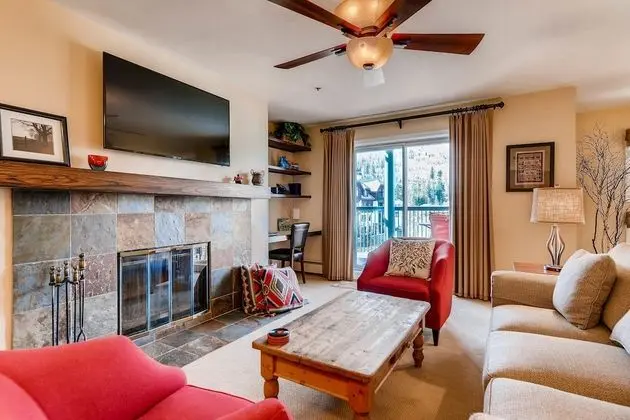 Apart Daire, Birden Çok Yatak (Centennial 2 Bedroom Condo unit no. 1)