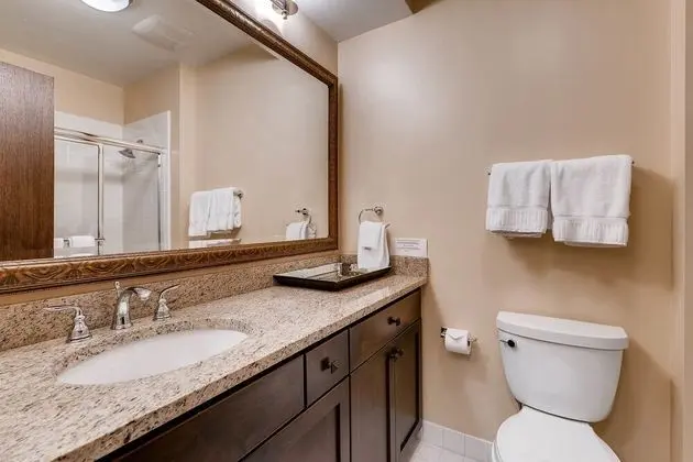 Apart Daire, Birden Çok Yatak (Centennial 2 Bedroom Condo unit no. 1)