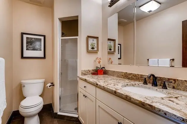 Apart Daire, Birden Çok Yatak (Centennial 2 Bedroom Condo unit no. 1)