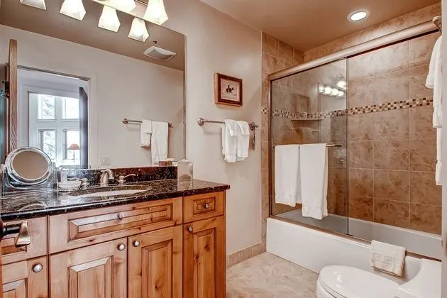 Daire, Birden Çok Yatak (Centennial 2 Bedroom Condo unit no. 1)