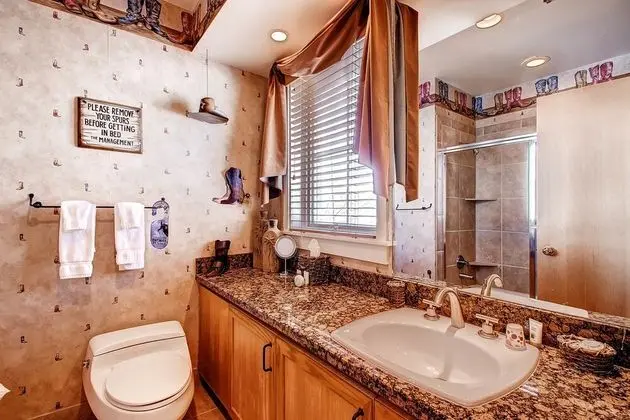 Daire, Birden Çok Yatak (Centennial 2 Bedroom Condo Unit no. 1)