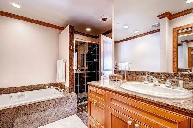 Daire, Birden Çok Yatak (Centennial 2 Bedroom Condo unit no. 2)