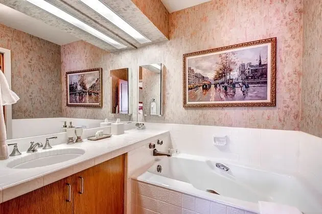 Daire, Birden Çok Yatak (Centennial 2 Bedroom Condo unit no. 2)