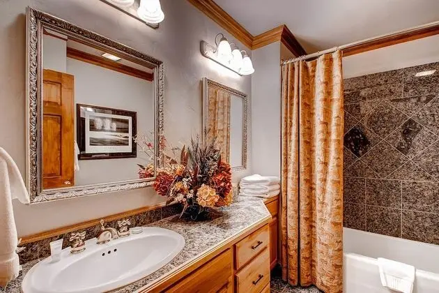 Daire, Birden Çok Yatak (Centennial 2 Bedroom Condo unit no. 5)