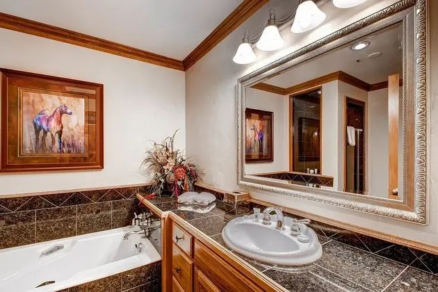 Daire, Birden Çok Yatak (Centennial 2 Bedroom Condo unit no. 5)