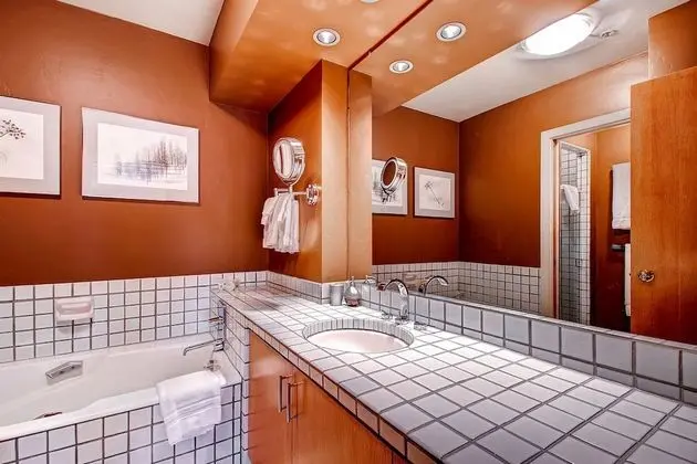 Daire, Birden Çok Yatak (Centennial 2 Bedroom Condo unit no. 7)