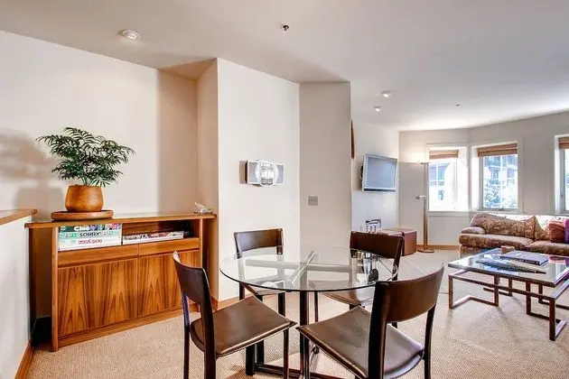 Daire, Birden Çok Yatak (Centennial 2 Bedroom Condo unit no. 7)