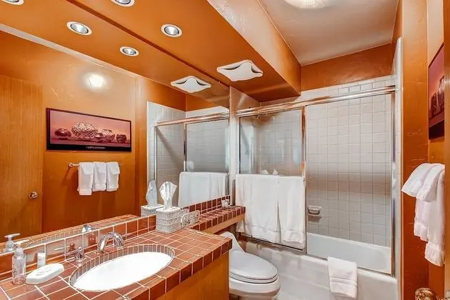 Daire, Birden Çok Yatak (Centennial 2 Bedroom Condo unit no. 7)