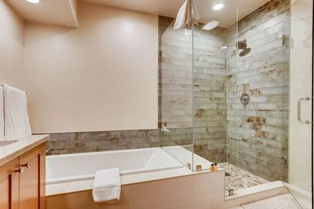 Daire, Birden Çok Yatak (Centennial 2 Bedroom Condo unit no. 8)