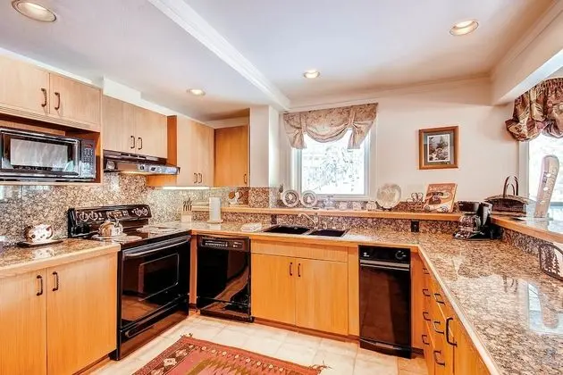 Daire, Birden Çok Yatak (Centennial 2 Bedroom Condo unit no. 8)
